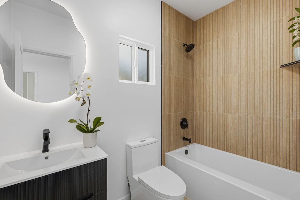 Guest Bath — 3682 Curlew St