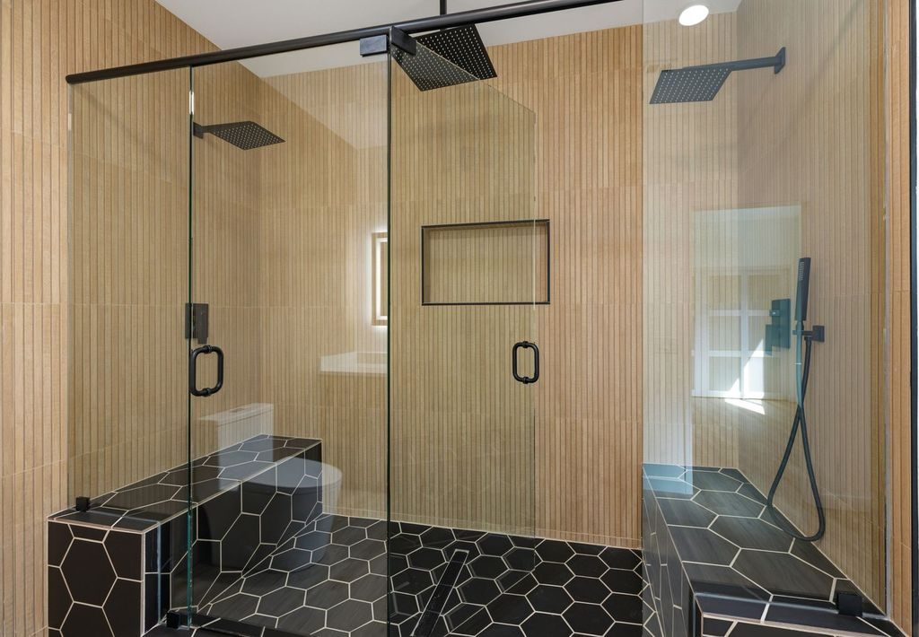 Dual Shower — 3682 Curlew St