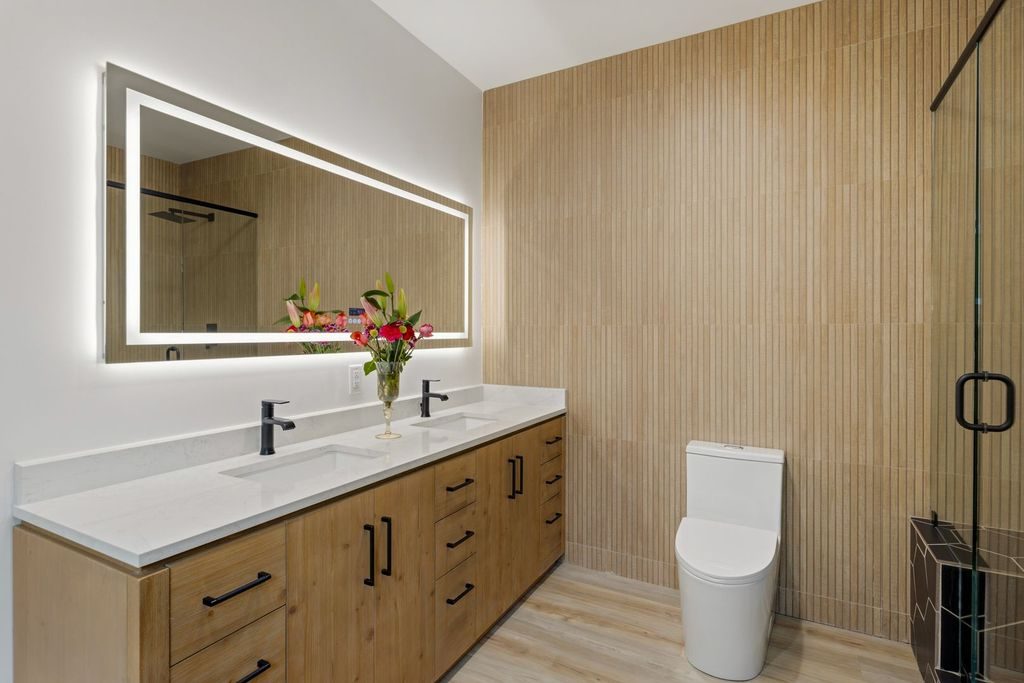 Double Vanity — 3682 Curlew St